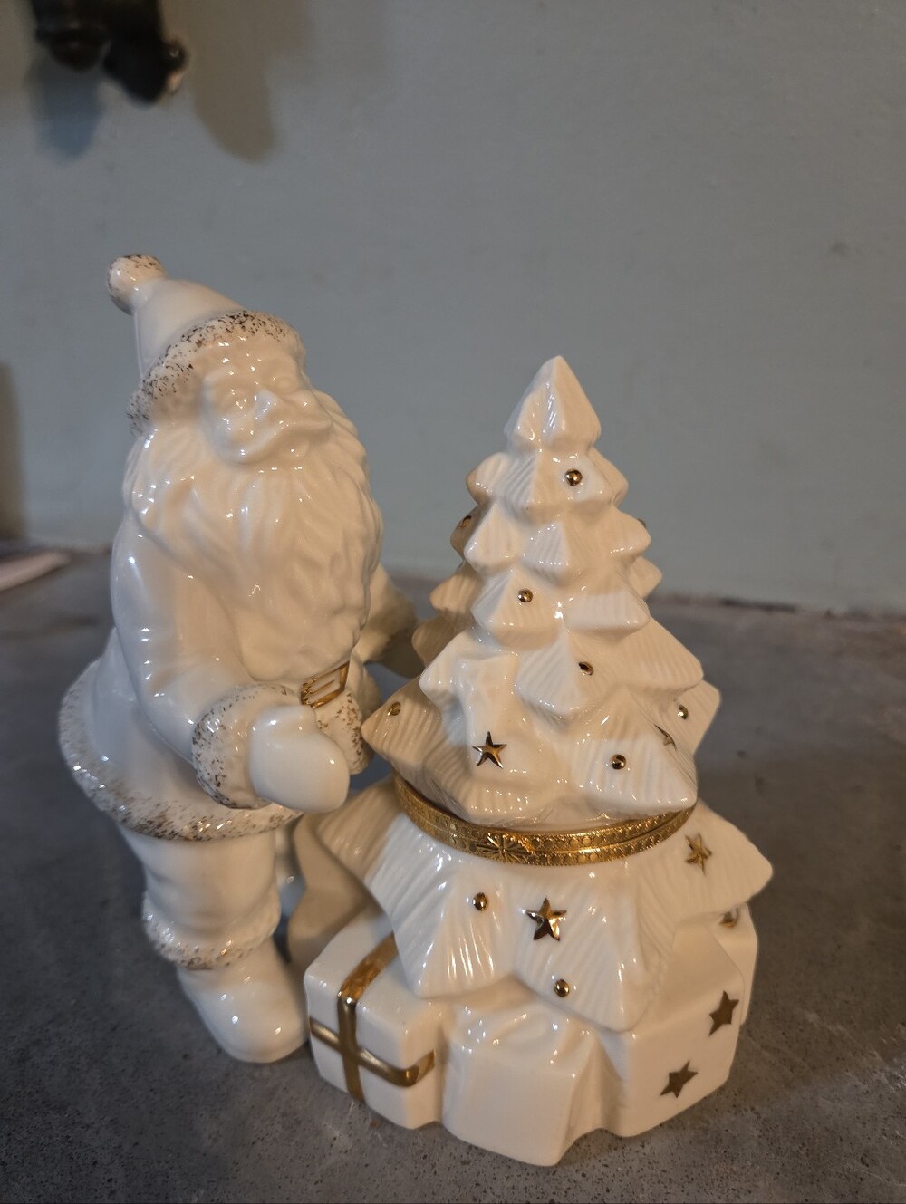 Mikasa Holiday Elegance "Santa Tree"  Hinged Jewelery Trinket Box. FK001/410